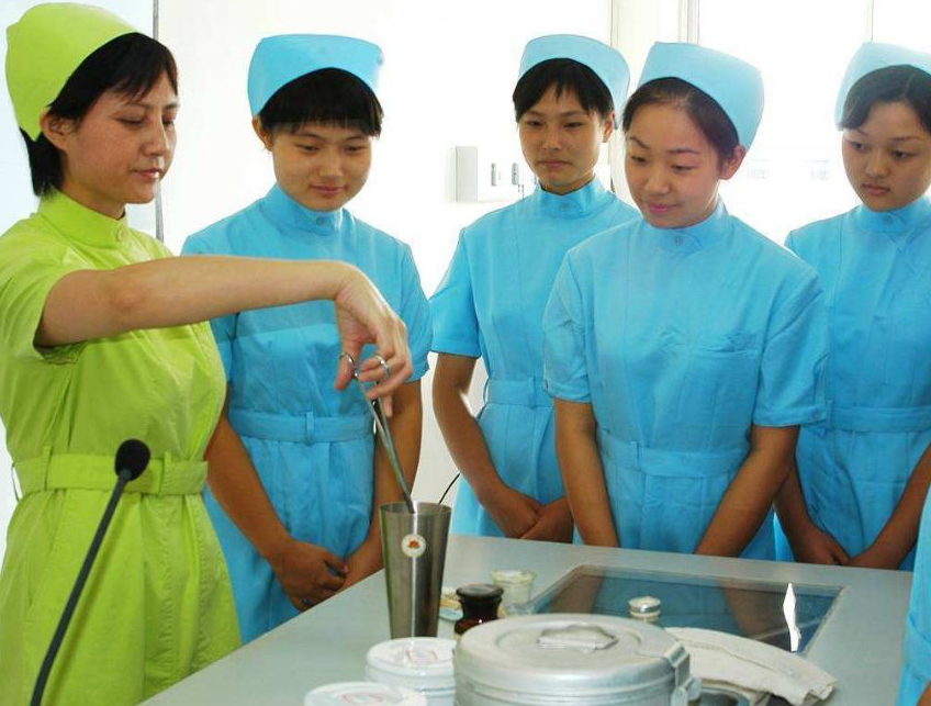 护理专业招生爆冷，985高校降分录取，学生：并没有报考的想法