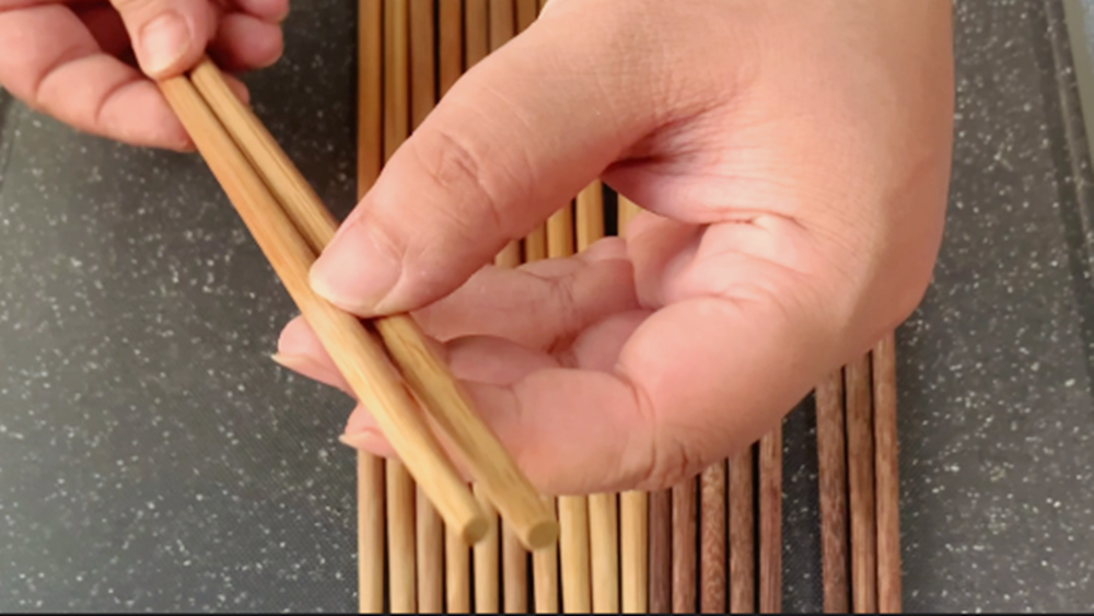 筷子只用清水比不洗还脏，大厨教你一招，筷子杀菌消毒，一步到位