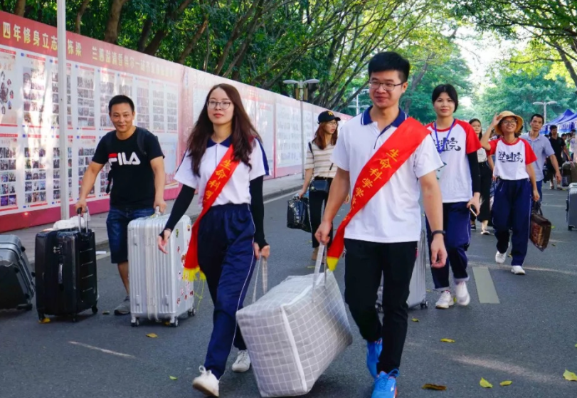 大学“生活费”应该给多少？看完这张档次表，家长们直言被忽悠了