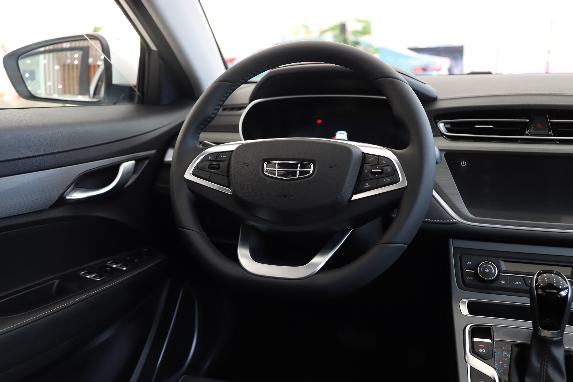 国民家轿热销12年 最低只要4.28万 实拍吉利帝豪UP