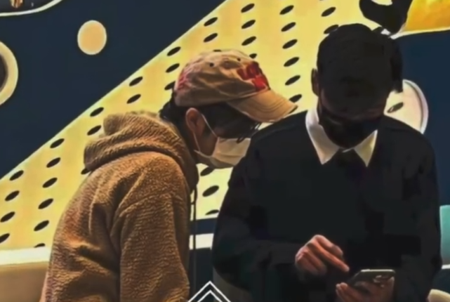 蔡少芬带儿子游乐场玩耍，被赞又高又瘦，张晋陈法蓉一旁闲聊