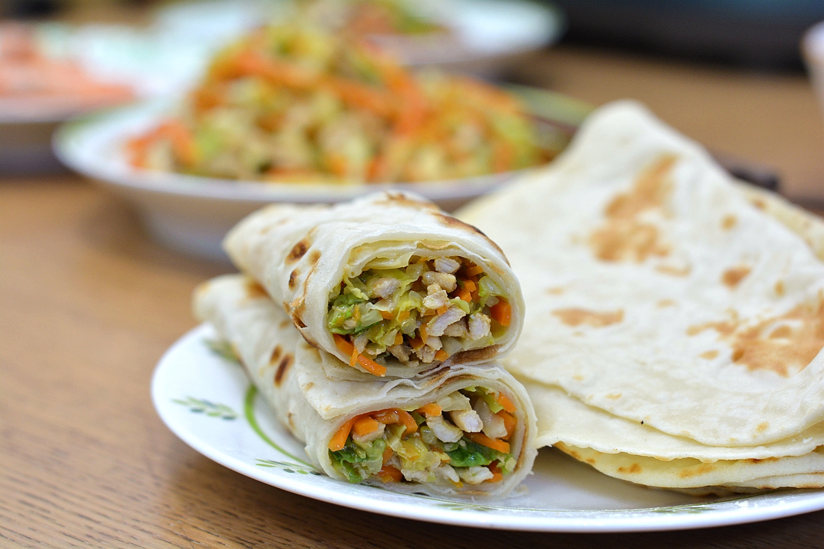 2分钟出锅的烙薄饼,又软又香卷着吃,用凉水还是热水揉面不挑剔