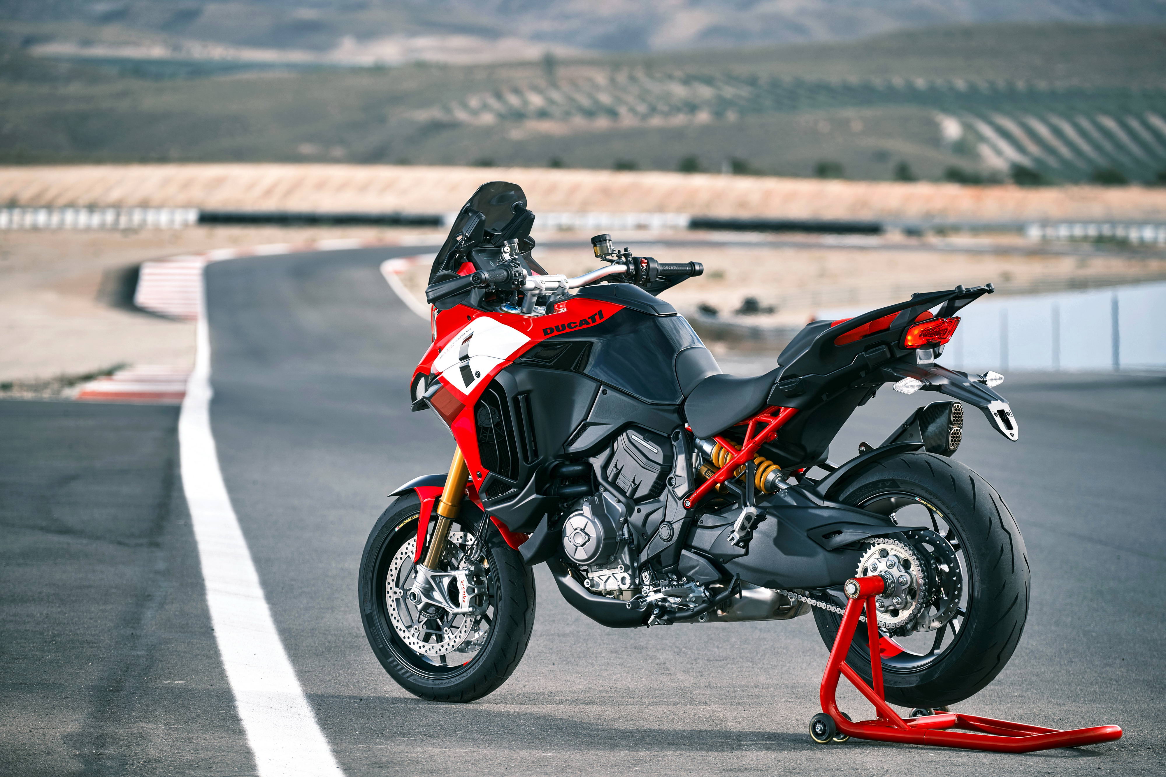 杜卡迪 2022 Multistrada V4 派克峰版 户外特写