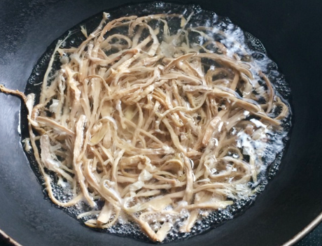 笋干直接放水里泡就错了，大厨分享1个技巧，笋干鲜嫩好吃还易嚼