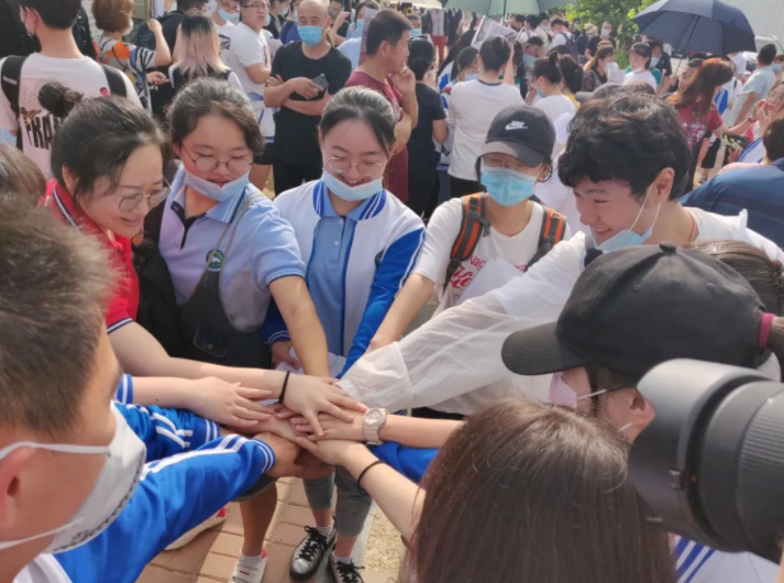 大一新生身份被公开，4064人里1033人是复读生，应届生直言不公平