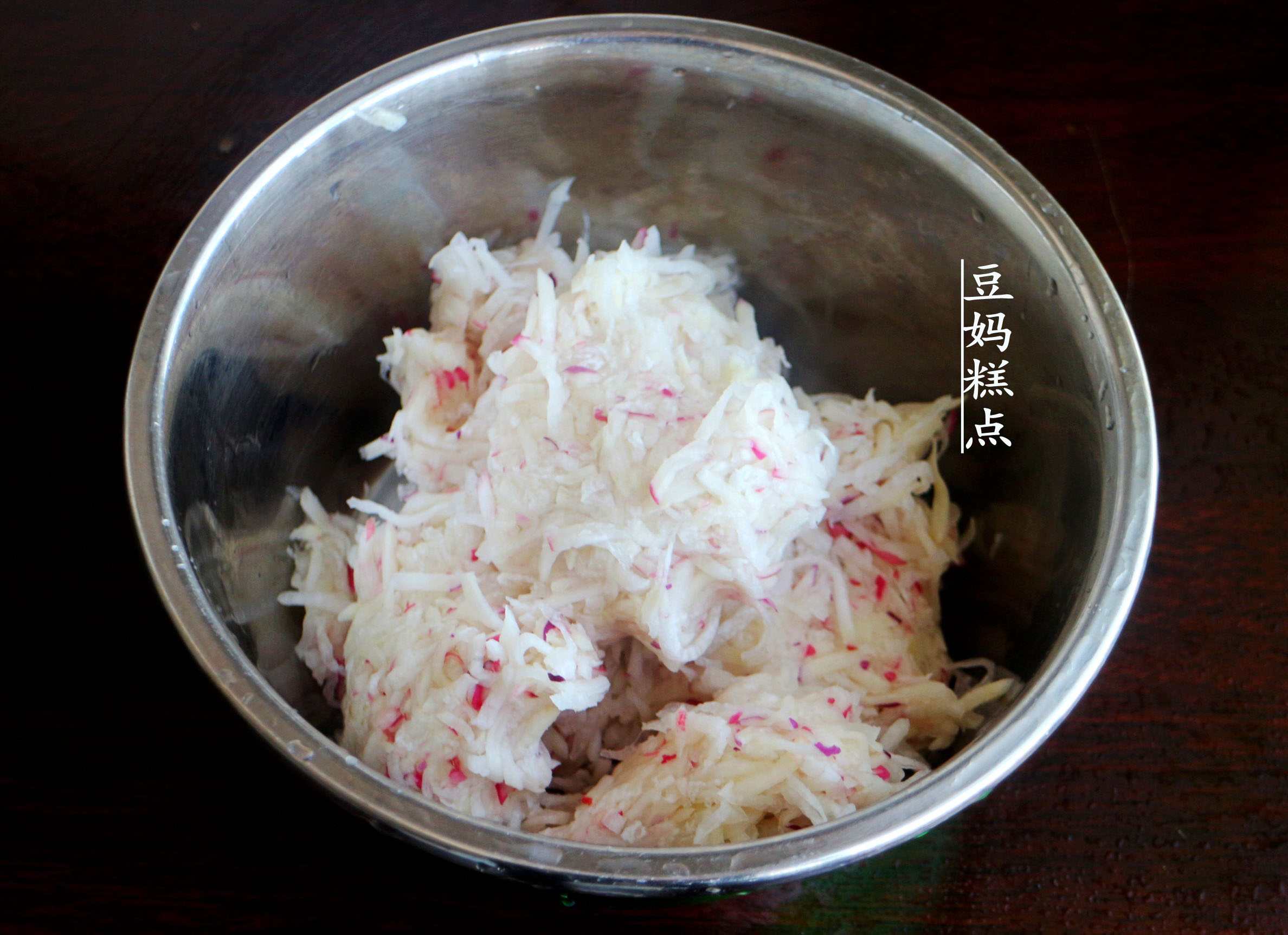 纯萝卜馅包子，不用肉不加蛋，清香味美又健康，蒸了2笼不够吃