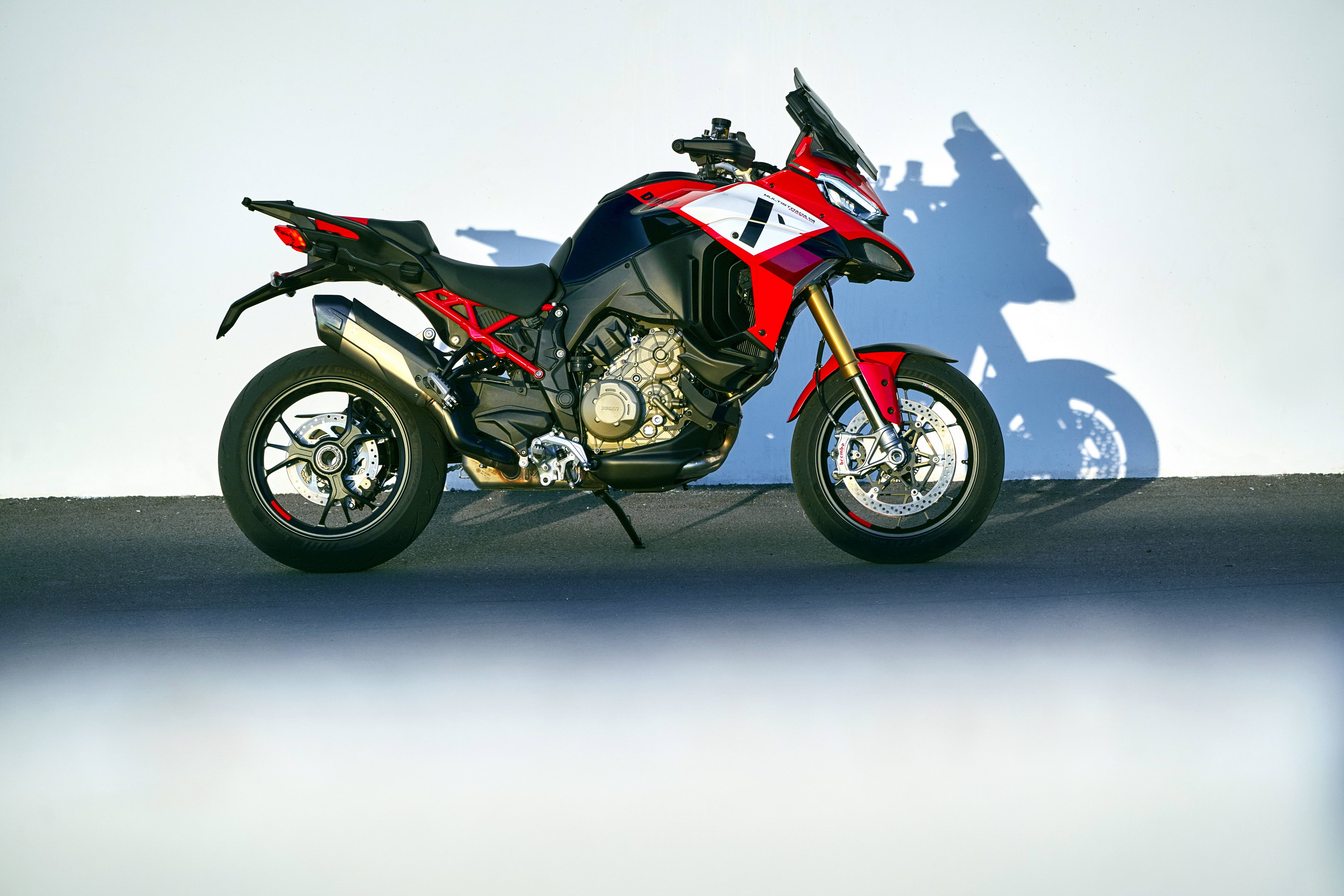 杜卡迪 2022 Multistrada V4 派克峰版 户外特写