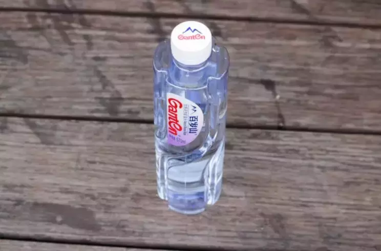 2元一瓶的瓶装水，为什么也能成就中国首富？