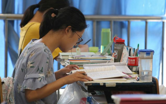 初中生发型“新规定”，男生乐意接受，女生表示丑出新高度