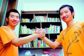 一个保送，一个700分，双胞胎兄弟同上清华，感恩继母严格要求