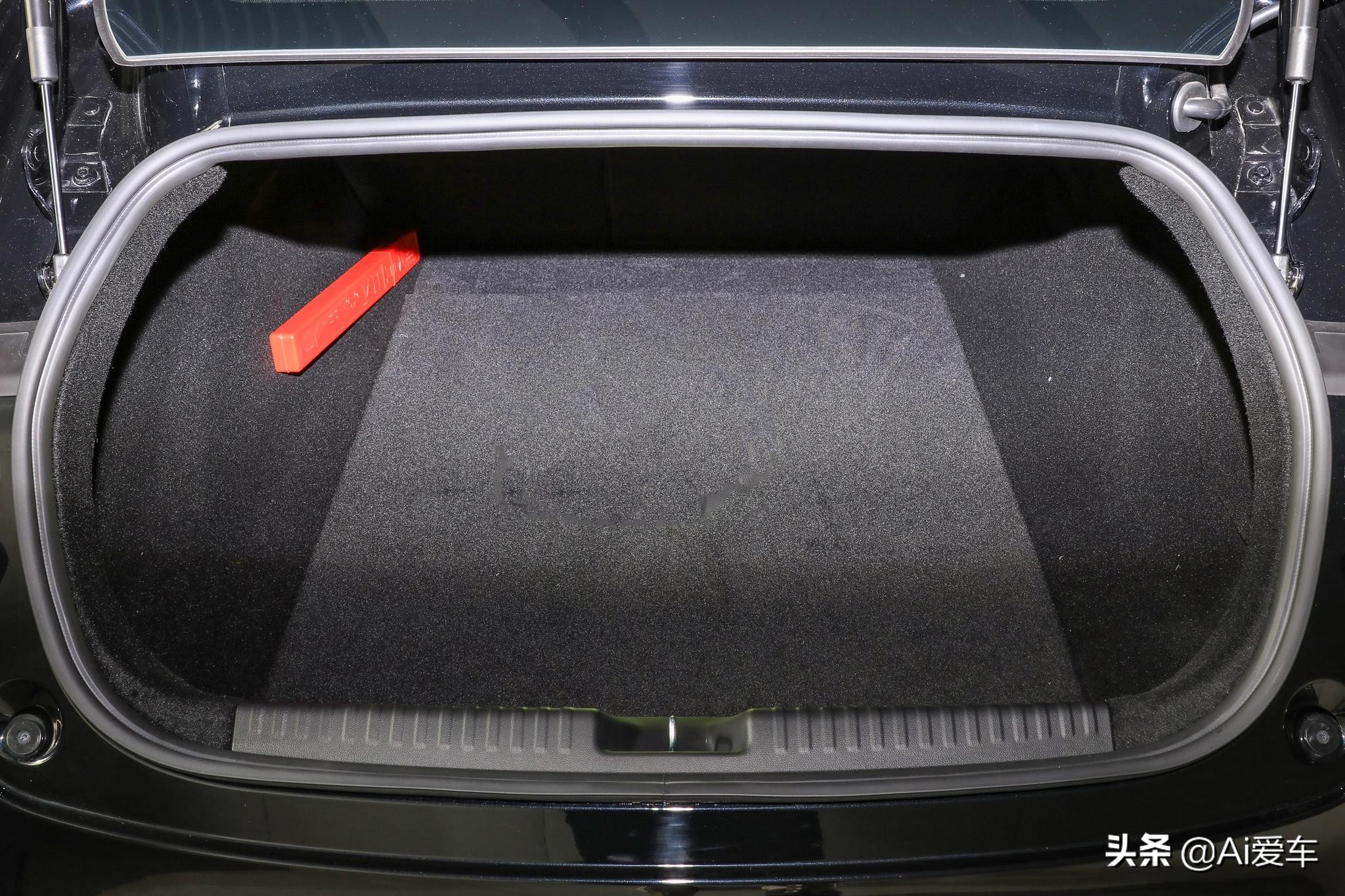 满电跑706km，豪华大空间快充家轿，低价高配还好养，小鹏汽车P7