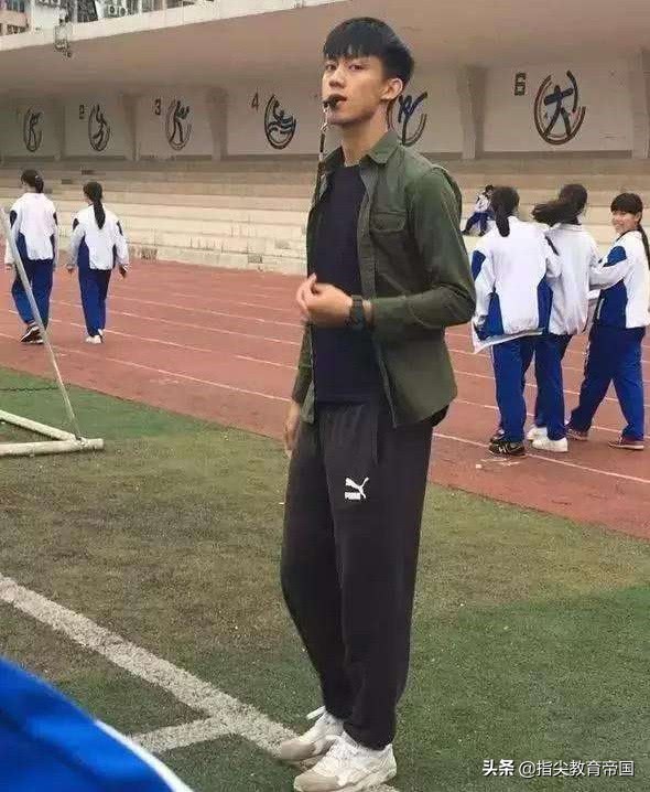 帅气体育老师遭高中女生疯狂表白无奈调离，教育上得有多缺男老师