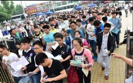 为啥高考不能穿“校服”，怕被有心之人利用？班主任说出其中原因