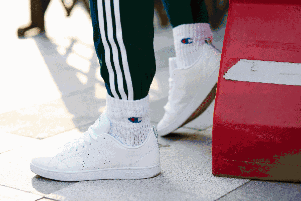 小白鞋刷完还在用纸巾包？会过日子的人早换新招了，省钱省事