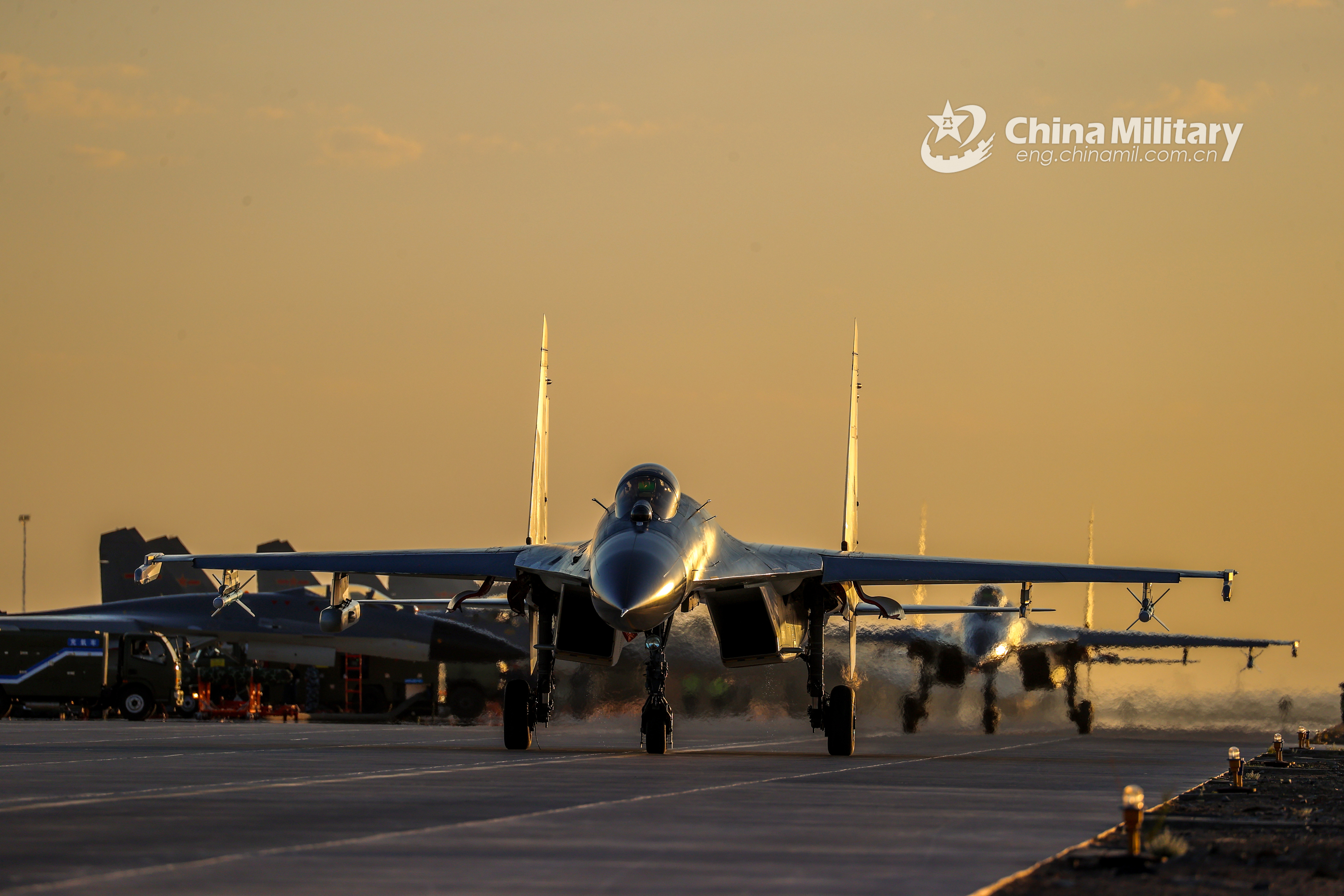 ��ž�3���غ��վ�����������̨��ǰ�̹٣�Ϊ�˷���̨�����ִ��