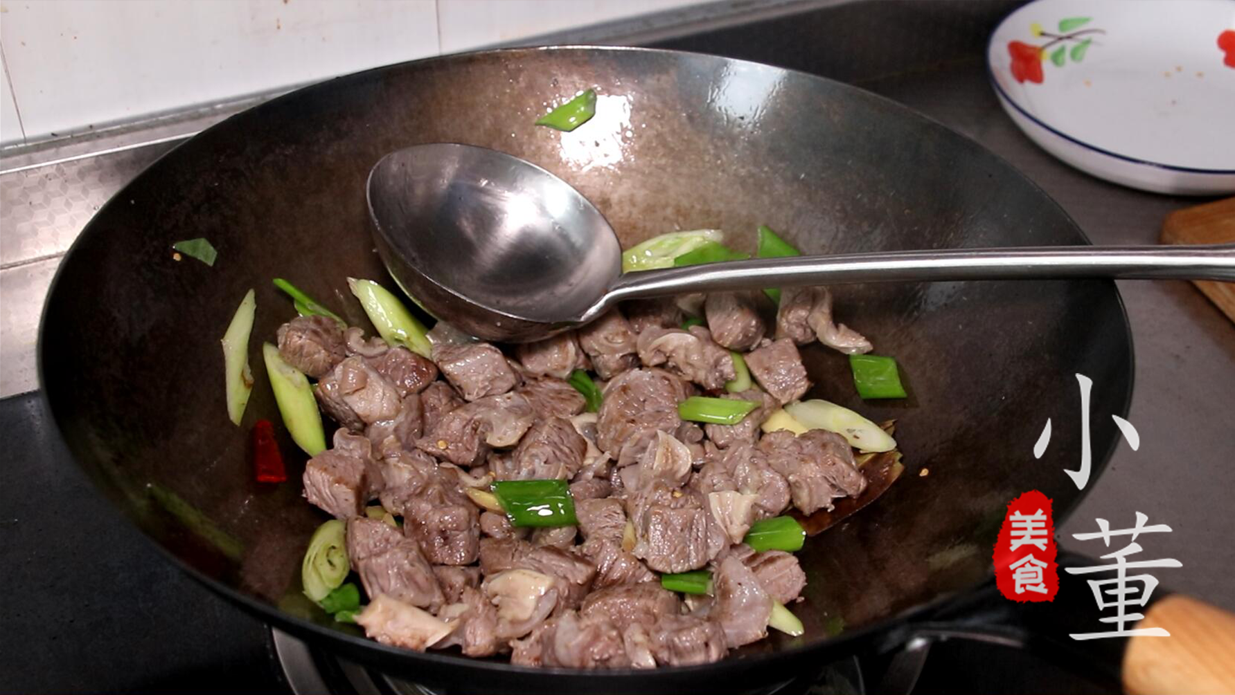 西红柿不要再炒着吃了，配1块牛肉，香嫩开胃，上桌连汤都不剩
