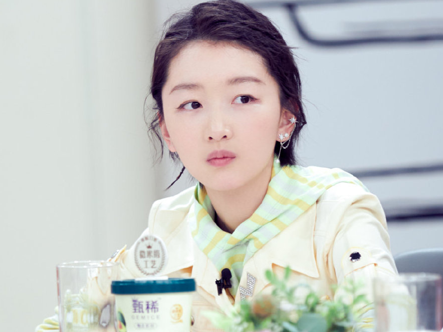 周冬雨:靠张艺谋入北影,是继父的孝女,70度酒每天喝2两