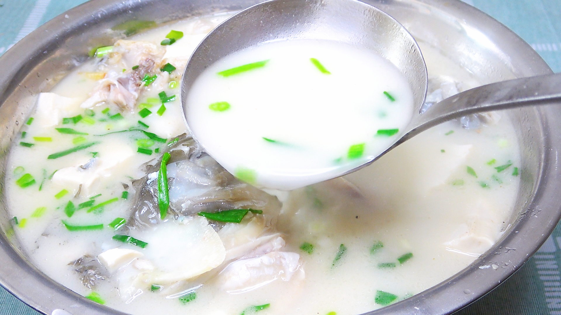 这才是鱼头汤的正确做法，浓白无腥味，营养好喝，白如牛奶