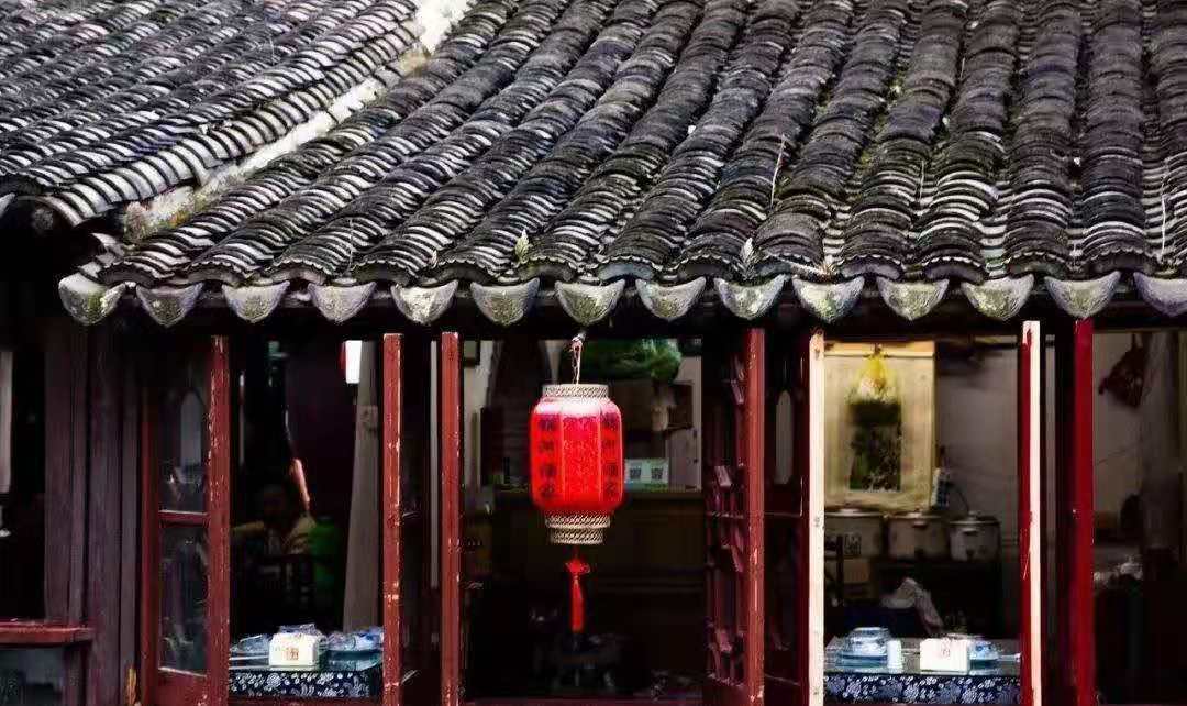 乌镇：春水碧于天，画船听雨眠；杏花江南巷，流年似水长