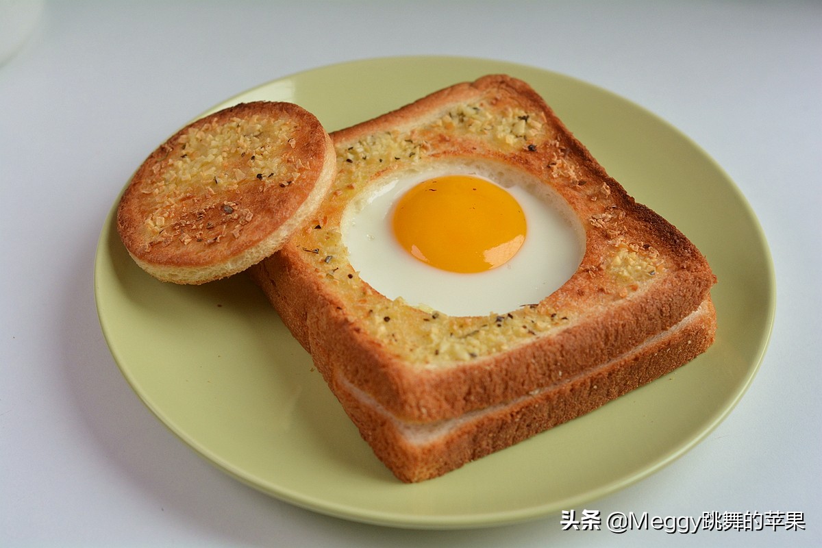 烤鸡蛋蒜香吐司片,剩吐司的"绝绝子",面包房都买不到的美味