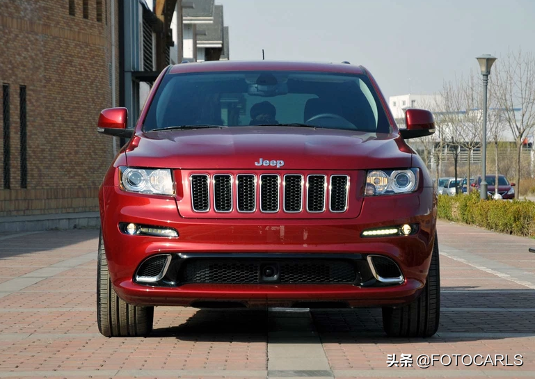 Jeep大切诺基6.4L SRT8实拍，百公里不到5秒，售价近120万的灭霸