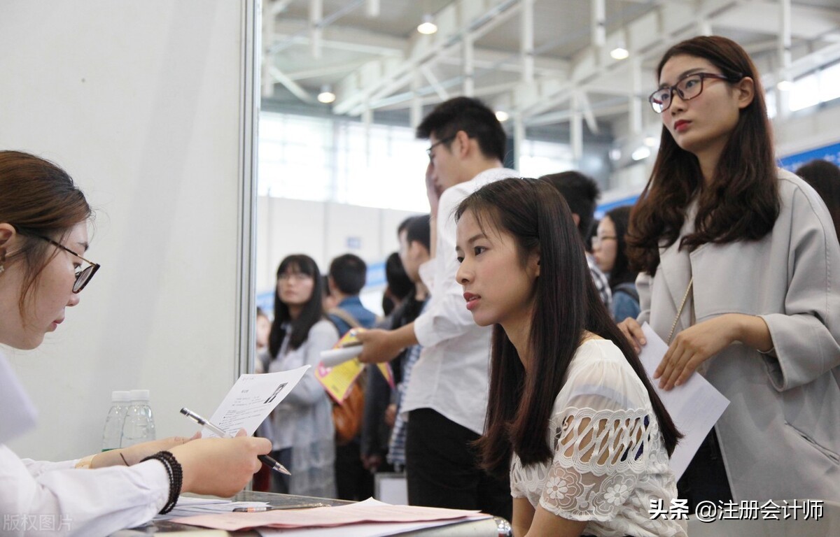 秋招马上开始，会计专业的学生，从3个方向考虑，最好做1件事