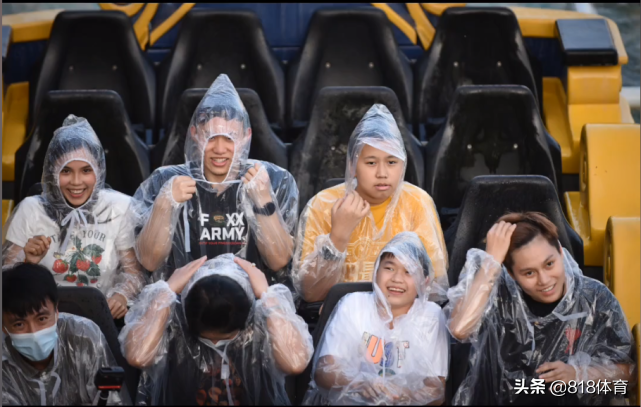 皮!全红婵长隆玩激流勇进,谢思埸掀掉她雨衣帽子,红姐淋成落汤鸡