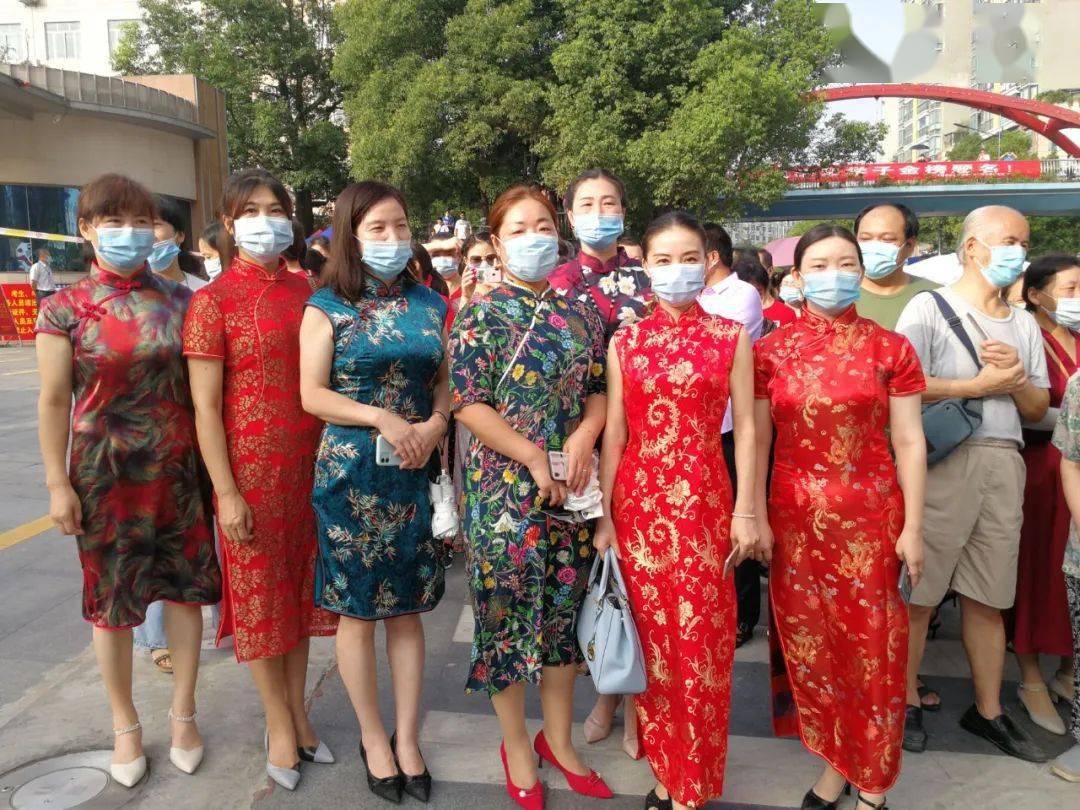 高考在即，家长花样陪考仪式感十足，妈妈被“旗袍猛男”艳压了