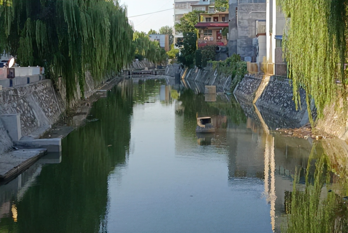 “往日的臭水沟如今一汪清水流”——“清水入城”润玉乡