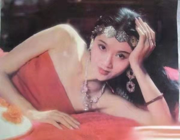 “孔雀公主”楊麗萍：63歲無兒無女，30年不吃米飯，指甲已留40年