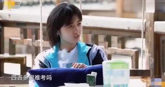 艺考北电第三的张子枫现身，包裹严实似心情低落，文化课不足400