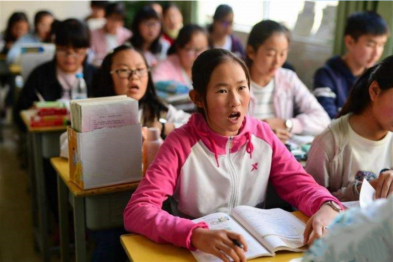 一张仅16人的高考喜报，揭露教育现状，现实的差距拼了命也追不上