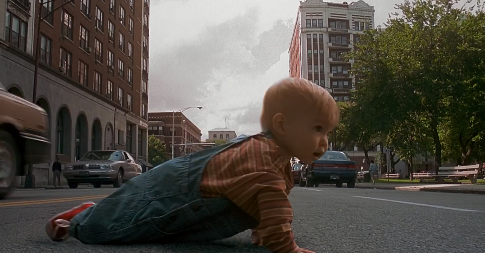 《小鬼当街》：看一岁宝宝如何让三个坏蛋痛苦不堪