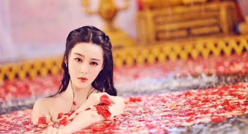 白居易长篇叙事诗《长恨歌》，杨玉环没有被缢死，因为坟冢无尸骨