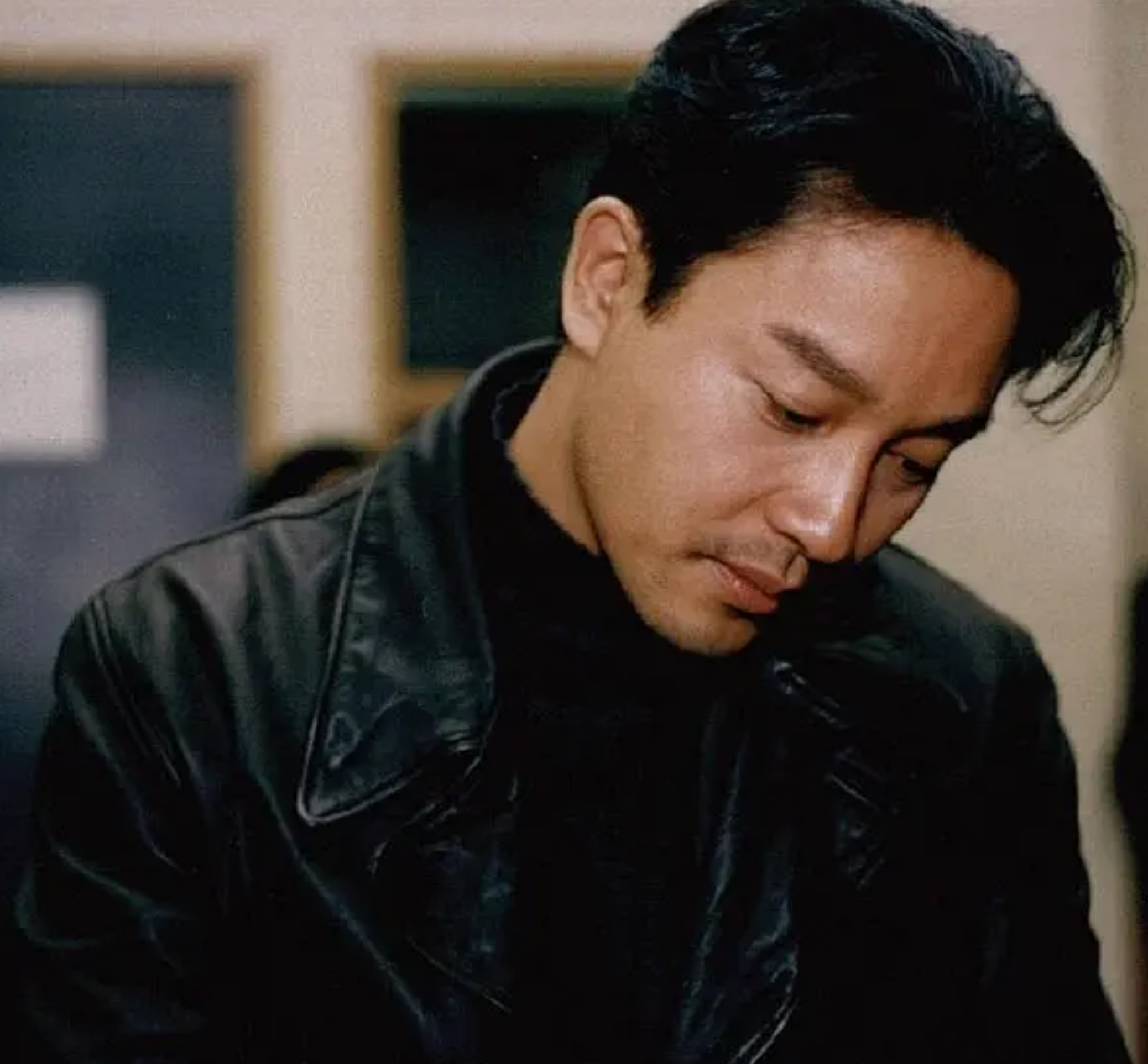 2003年张国荣留8字遗言,陈淑芬闻讯赶来,用风衣护住他最后尊严