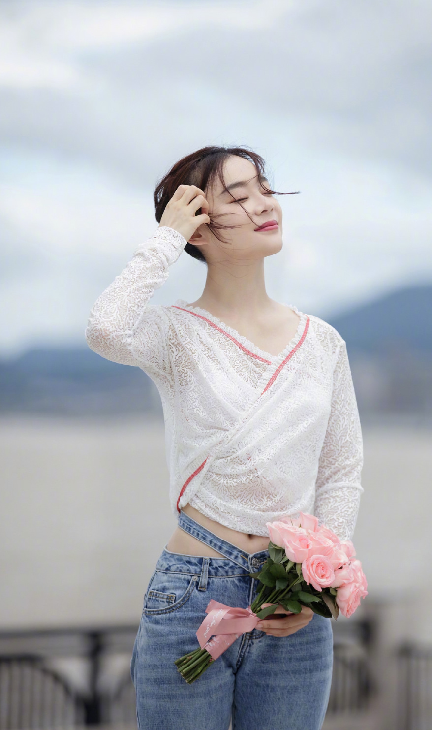 袁姗姗衣品真不错,穿白色露腰卫衣配牛仔短裤,简单又时髦