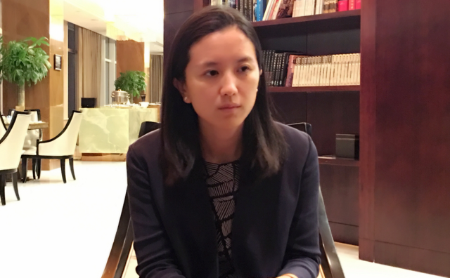 烂摊子留给美团王兴，用摩拜套现15亿完美退场，胡玮炜有多精明？