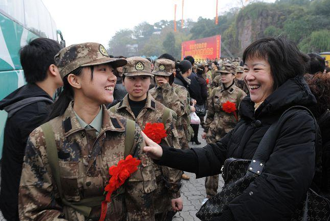 參軍入伍，軍人的工資有多少你知道嗎？級別不同收入不同