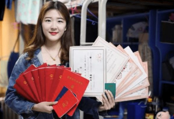 专科生穿“学士服”拍照引热议，本科生疑惑：专科生算大学生吗