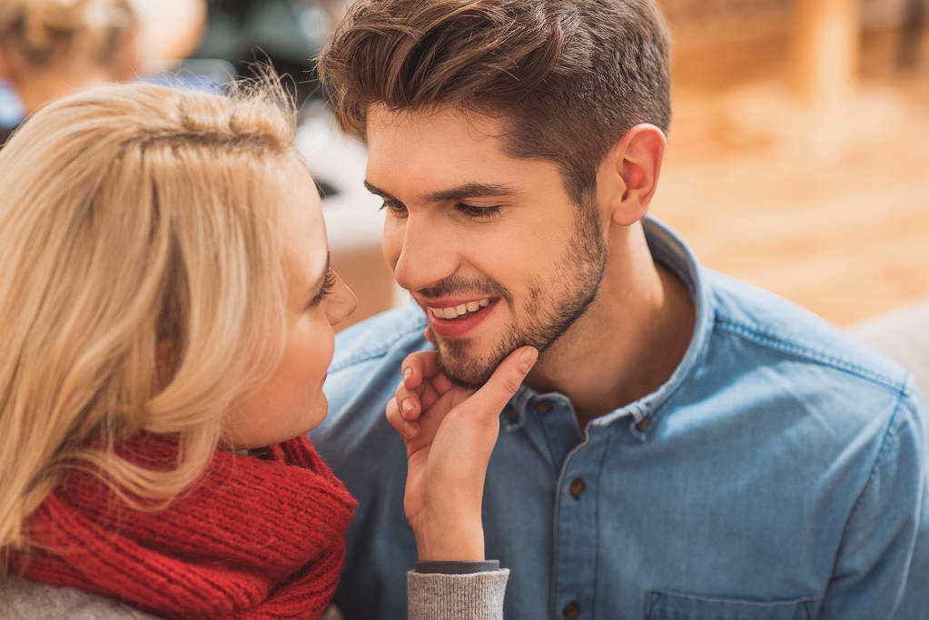 形容感情深厚的成语