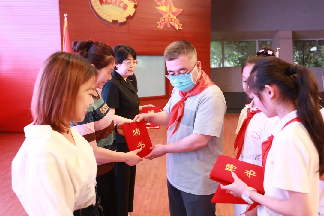 北京市育才学校大兴分校举行少先队入队仪式