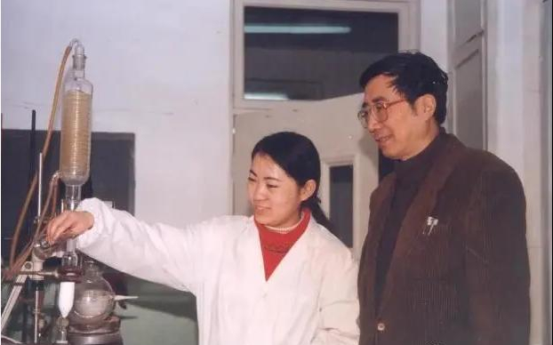 放弃美国奖学金毅然回国，他一举打破国外垄断，创多个中国第一，当选院士！