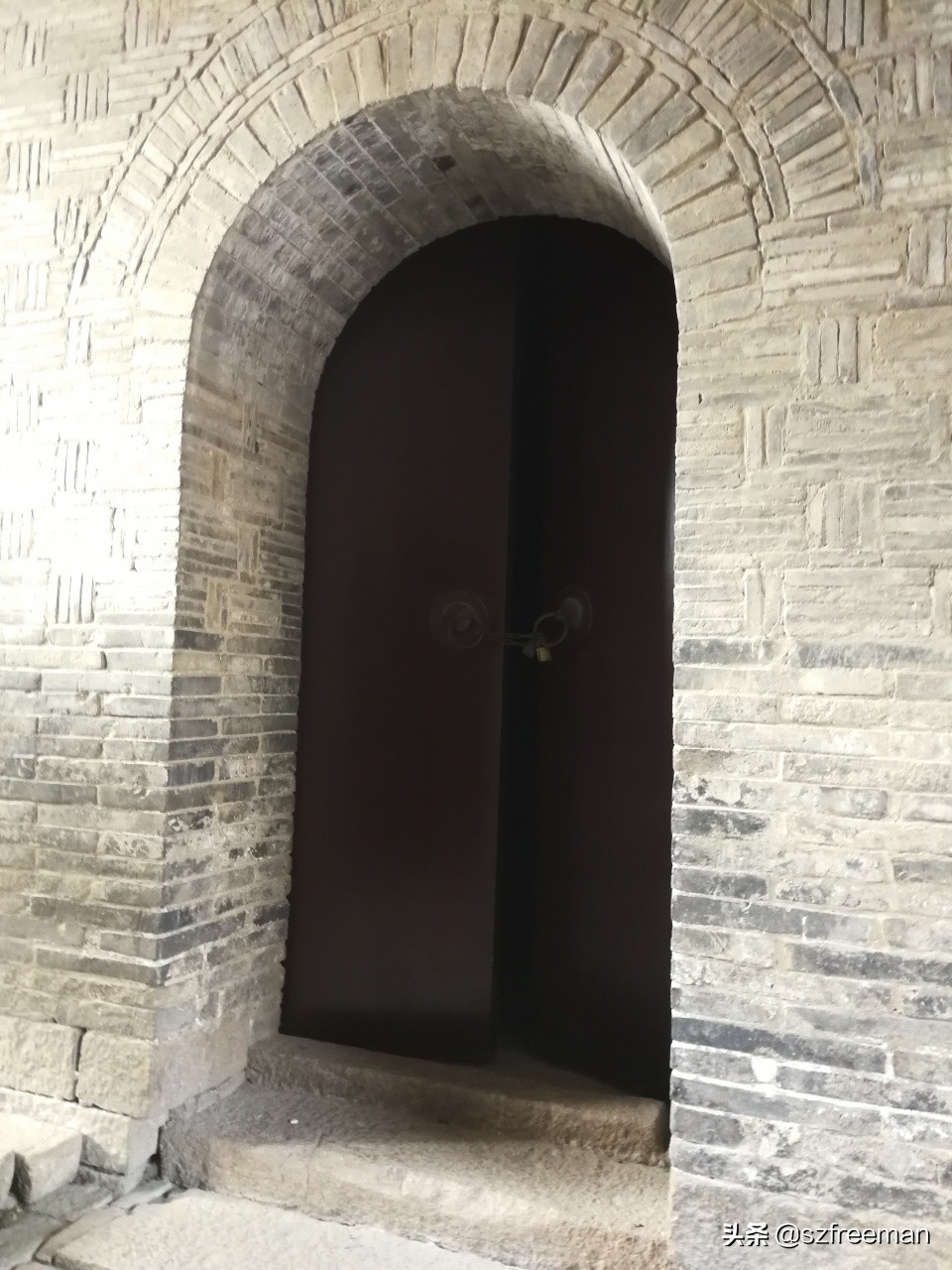 眼前的景象宛如诗句，铁铃关外烟如画，人立枫桥数客船