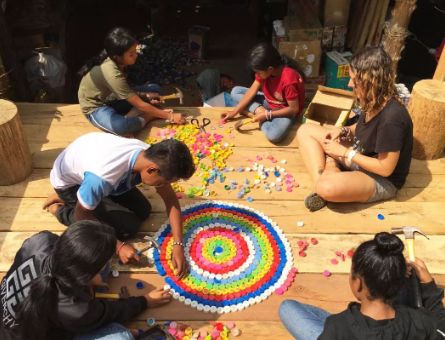 捡破烂交学费，用废品造学校？他建了一所垃圾学校，拯救无数孩子