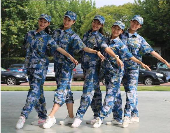 某大学军训表演引争议，舞蹈动作“辣眼睛”，女生旗袍开到大腿
