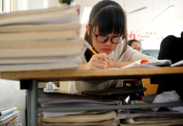 高中生迎来新消息，“英语”将被踢出高考？教育部回应来了