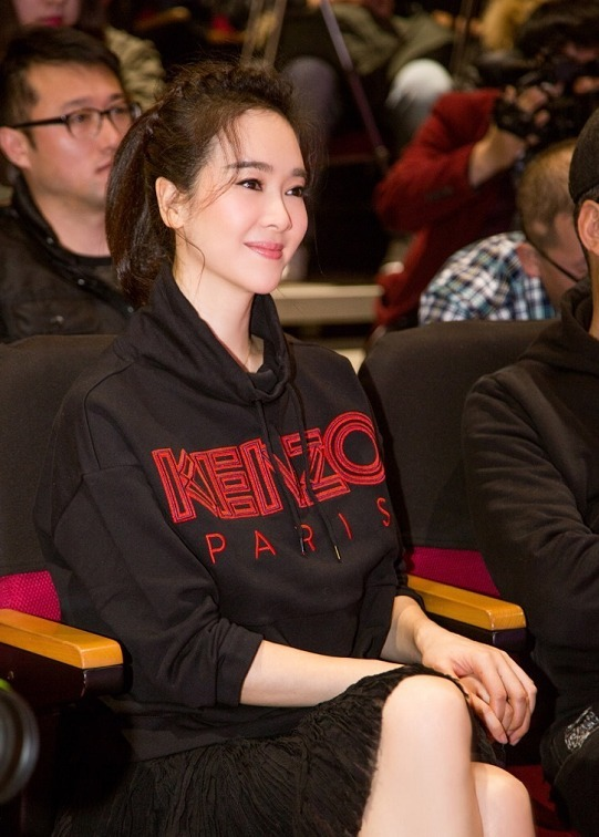 又被44岁左小青美到了，穿黑色卫衣配百褶裙亮相，少女感爆棚