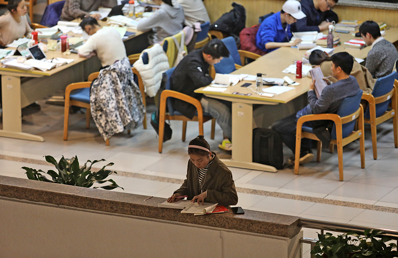 西浦大学校花意外走红，外型酷似欧阳娜娜，校友调侃不出道可惜了