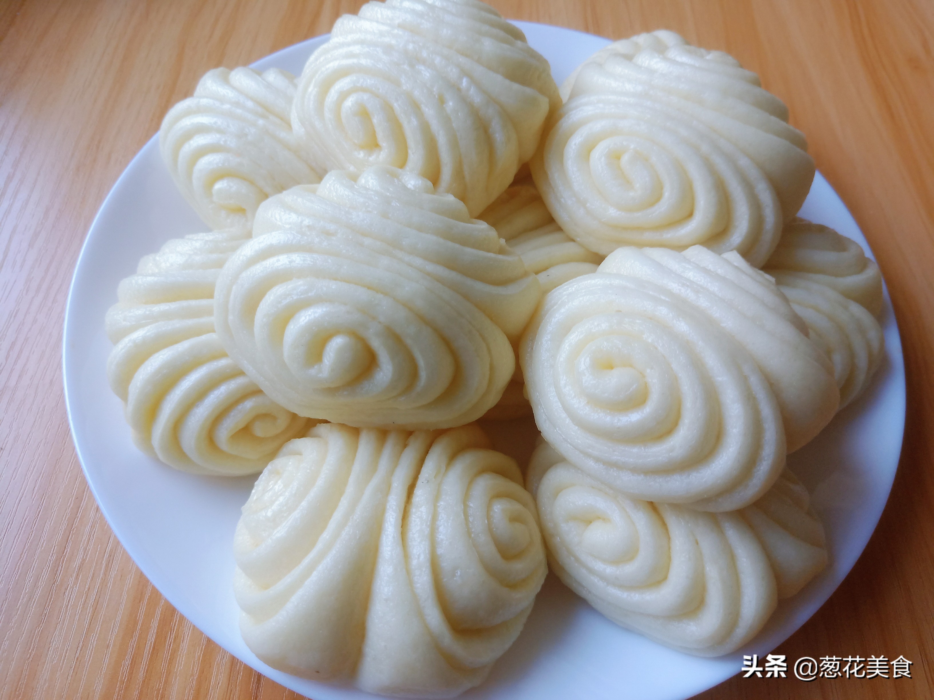 超简单的花卷做法,只需要一根筷子,一卷一压就好了,漂亮又好吃