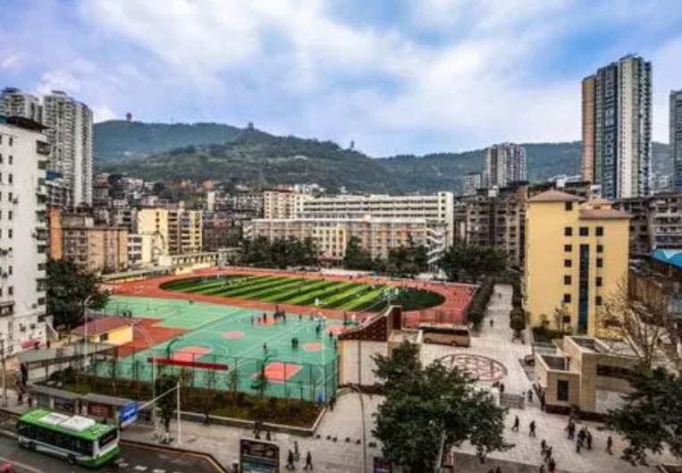 四川这所“县级”高中火了，14人被清北录取，学生很要强